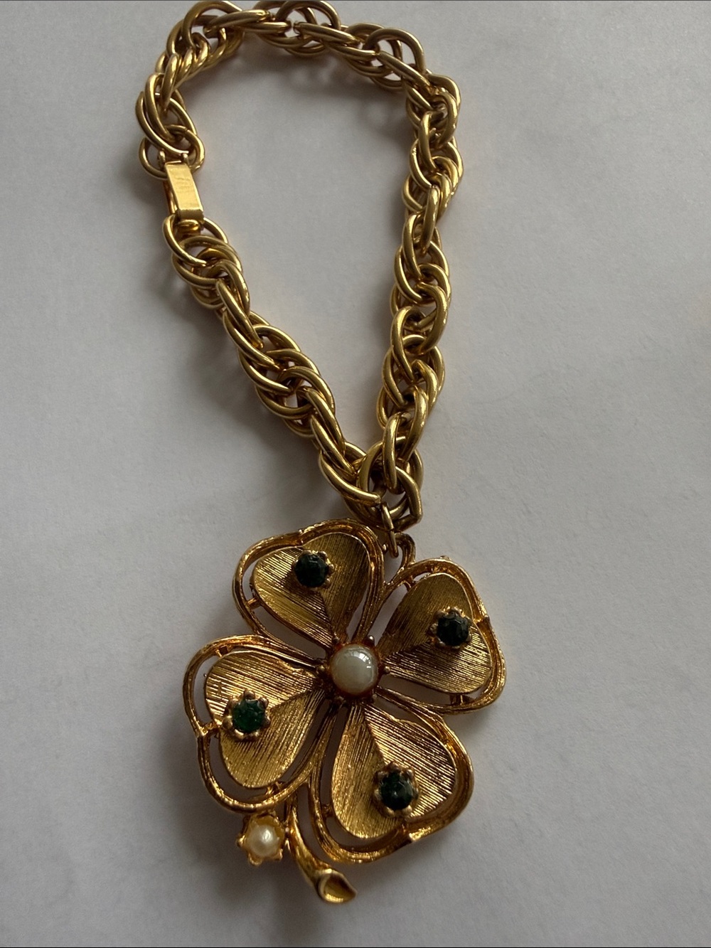 Vintage Gold Tone Open Link Charm Bracelet with 4 Leaf Clover Charm. - Picture 3 of 5